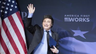 El presidente argentino Javier Milei llega a una gala del America First Policy Institute, en la residencia Mar-a-Lago del presidente electo Donald Trump, el jueves 14 de noviembre de 2024, en Palm Beach, Florida. (AP Foto/Alex Brandon)