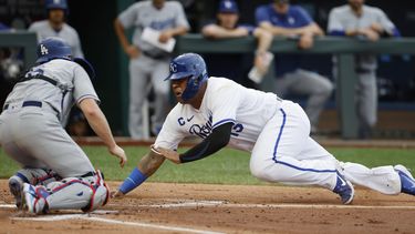 El venezolano Salvador Perez de los Reales de Kansas City evita el out del catcher Will Smith de los Dodgers de Los Ángeles en el encuentro del sábado 1 de julio del 2023.(AP Foto/Colin E. Braley)