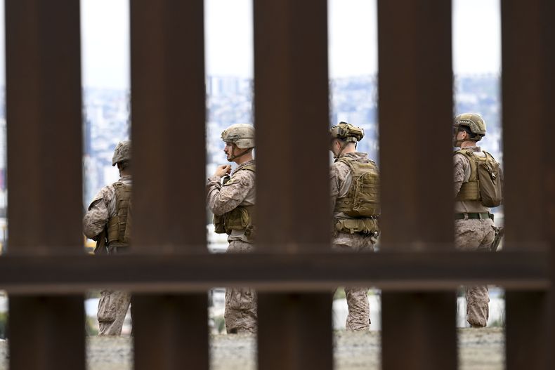 Marines de Estados Unidos desplegados en la frontera de Estados Unidos con México, cerca del puerto de entrada de San Ysidro, el viernes 7 de febrero de 2025, en San Diego. (AP Foto/Denis Poroy)