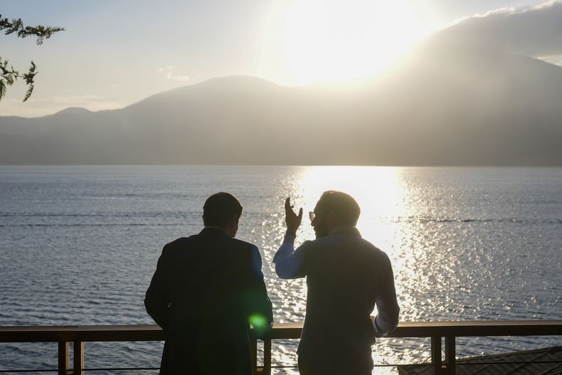 ARCHIVO - El secretario de Estado de Estados Unidos, Marco Rubio (izquierda), durante un encuentro con el presidente de El Salvador, Nayib Bukele, en su residencia en el Lago Coatepeque, El Salvador, el 3 de febrero de 2025. (AP Foto/Mark Schiefelbein, archivo)