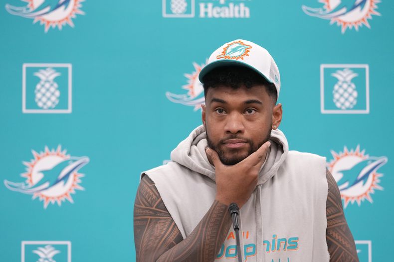 El quarterback Tua Tagovailoa de los Dolphins de Miami durante una rueda de prensa, el lunes 21 de octubre de 2024, en Miami Gardens, Florida. (AP Foto/Wilfredo Lee)