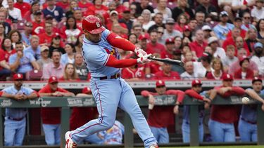 El venezolano Willson Contreras, de los Cardenales de San Luis, conecta un sencillo productor en el juego del sábado 9 de septiembre de 2023, ante los Rojos de Cincinnati (AP foto/Joshua A. Bickel)