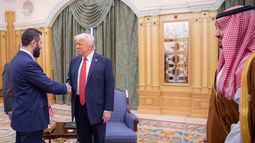 ARCHIVO - En esta fotografía proporcionada por el Palacio Real Saudí, el presidente interino de Siria, Ahmad al-Sharaa, izquierda, estrecha la mano del presidente estadounidense Donald Trump, en Riad, Arabia Saudí, el miércoles 14 de mayo de 2025. En primer plano, a la derecha, se encuentra el príncipe heredero saudí, Mohammed bin Salman. (Bandar Aljaloud/Palacio Real Saudí vía AP, archivo)