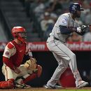 El cubano Yordan Álvarez, de los Astros de Houston, observa su sencillo producctor en el juego ante los Angelinos de Los Ángeles, el martes 28 de julio de 2026 (AP Foto/Scott Strazzante)