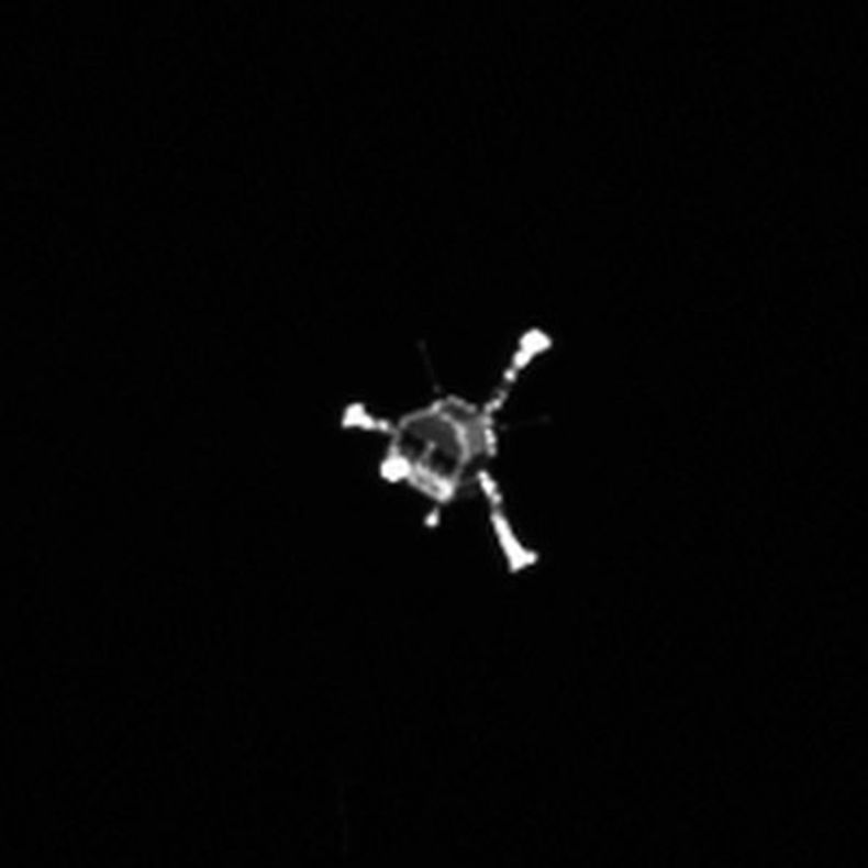 En la imagen, captada por la c&aacute;mara Osiris de la sonda espacial Rosetta y distribuida por la Agencia Espacial Europea el 13 de noviembre de 2014, puede verse al m&oacute;dulo de aterrizaje Philae el 12 de noviembre de 2014  en su camino al cometa 6