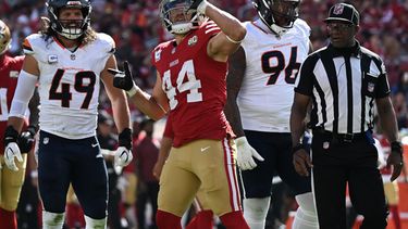 El fullback de los 49ers de San Francisco Kyle Juszczyk hace un gesto en celebración al convertir un primer down junto al lineback de los Broncos de Denver Alex Singleton y el defensive tackle Eyioma Uwazurike en el encuentro del domingo 4 de octubre del 2026. (AP Foto/Justine Willard)