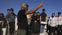 Dolientes sepultan los cuerpos de sus familiares muertos en ataques aéreos israelíes, el viernes 27 de septiembre de 2024, en el poblado de Karak, valle de Bekaa, en el este de Líbano. (AP Foto/Hassan Ammar)