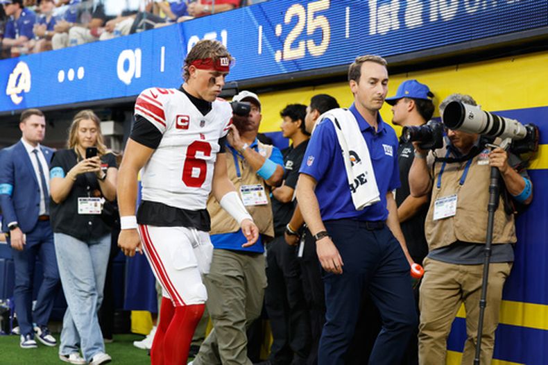 Jaxson Dart (6), quarterback de los Giants de Nueva York, camina fuera del campo luego de sufrir una lesión durante la primera mitad del partido de la NFL en contra de los Rams de Los Ángeles, el lunes 21 de septiembre de 2026, en Inglewood, California. (AP Foto/Caroline Brehman)