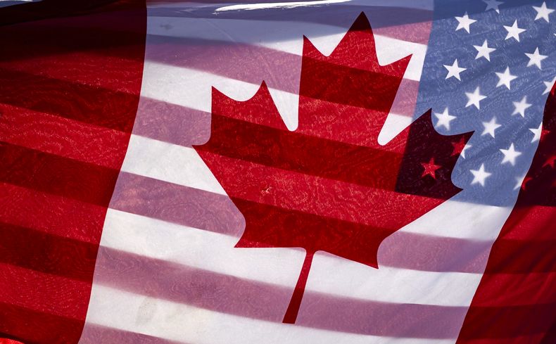ARCHIVO - La luz del sol a través de las banderas de Canadá y Estados Unidos afuera del Parlamento en Ottawa, Canadá, el 1 de febrero de 2025. (Justin Tang/The Canadian Press vía AP, Archivo)