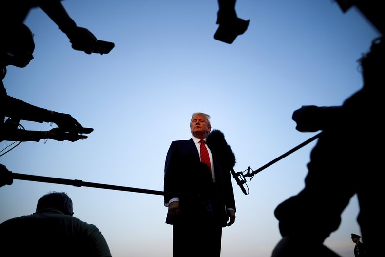 El presidente Donald Trump habla con periodistas antes de abordar el Air Force One en el Aeropuerto Internacional de Lehigh Valley, en Allentown, Pensilvania, el 3 de agosto de 2025. (AP Foto/Julia Demaree Nikhinson)