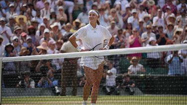 Karolína Muchová, de la República Checa, celebra su victoria contra Coco Gauff, de los Estados Unidos, en su partido de semifinales de individuales femeninos en el Campeonato de Tenis de Wimbledon en Londres, el jueves 9 de julio de 2026. (Foto AP/Kin Cheung)