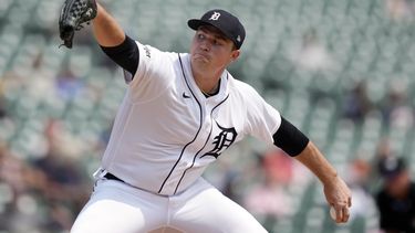 Tarik Skubal lanzador abridor de los Tigres de Detroit lanza durante el quinto episodio del juego de béisbol ante los Gigantes de San Francisco, en Detroit. Lunes 24 de julio de 2023 (AP Foto/Carlos Osorio)