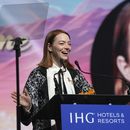 Emma Stone recibe el premio desert palm achievement para una actriz por Poor Things en la 35a edición anual del Festival de Internacional de Cine de Palm Springs el 4 de enero de 2024, en Palm Springs, California. (Foto AP/Chris Pizzello)