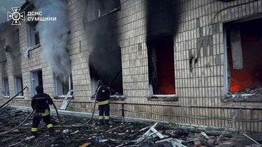 En esta imagen tomada por el Servicio Ucraniano de Emergencias el miércoles 19 de marzo de 2025, bomberos trabajan en el lugar de un ataque ruso en Krasnopillia, en la región de Sumy, Ucrania. (Servicio Ucraniano de Emergencia via AP)