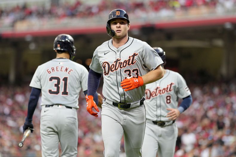 Colt Keith, de los Tigres de Detroit, se dirige a la cueva luego de batear un jonrón de dos carreras ante los Rojos de Cincinnati, en el quinto inning del juego del viernes 5 de julio de 2024 (AP Foto/Jeff Dean)