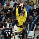 El arquero guatemalteco Nicholas Hagen (1) ataja un remate en el empate 0-0 contra Canadá en la Copa Oro, el sábado 1 de julio de 2023, en Houston. (AP Foto/David J. Phillip)