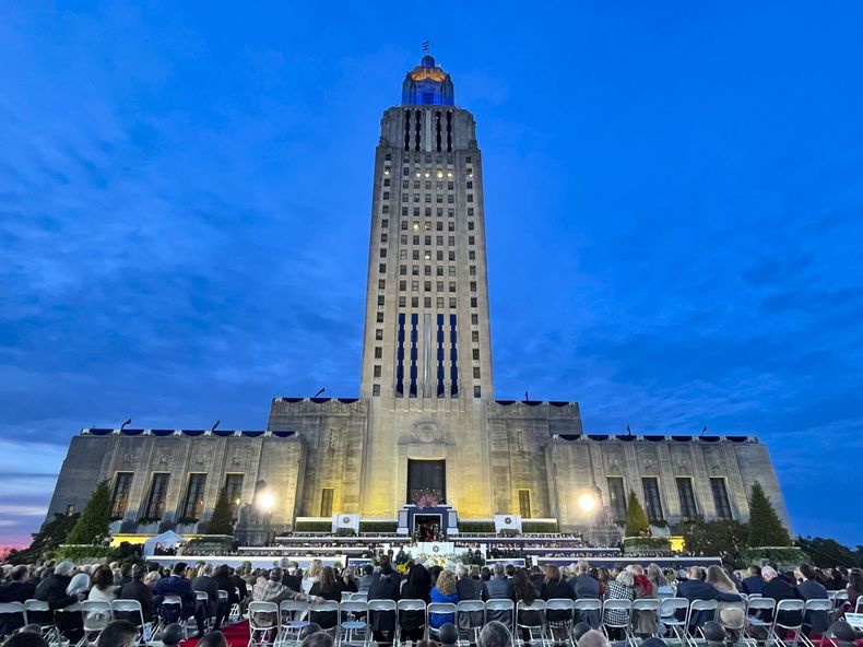 ARCHIVO - La gente escucha al gobernador republicano de Luisiana Jeff Landry hablar durante su ceremonia de investidura en el edificio del Capitolio estatal en Baton Rouge, Luisiana, 7 de enero 2024. (AP foto/Matthew Hinton, archivo)