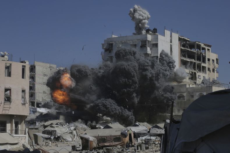 Una columna de humo y llamas se levanta tras un ataque aéreo israelí contra un edificio en la Ciudad de Gaza, el viernes 12 de septiembre de 2025. (AP Foto/Yousef Al Zanoun)