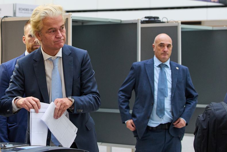 El legislador de ultraderecha Geert Wilders (segundo por la izquierda) vota en un centro de votación durante las elecciones generales, en La Haya, Holanda, el 29 de octubre de 2025. (AP Foto/Peter Dejong)