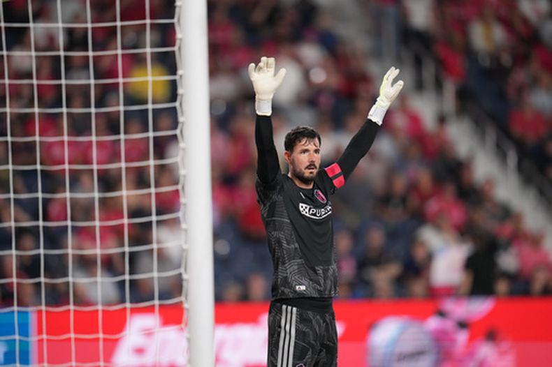 Roman Bürki, arquero del St. Louis City, se prepara para la ejecución de un corner en el partido del miércoles 14 de octubre de 2026, ante los Whitecaps de Vancouver (AP Foto/Jeff Roberson)
