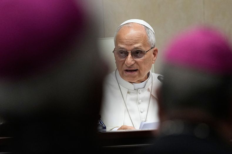 El papa León XIV se reúne con los obispos españoles en la Conferencia Episcopal Española, en Madrid, el lunes 8 de junio de 2026. (Foto AP/Alessandra Tarantino)
