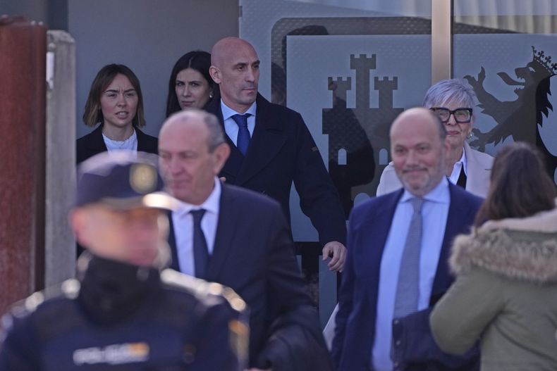 El expresidente de la federación española de fútbol Luis Rubiales (al fondo) se retira del tribunal donde se le enjuicia por besar sin su consentimiento a Jenni Hermoso. (AP Foto/Manu Fernández)