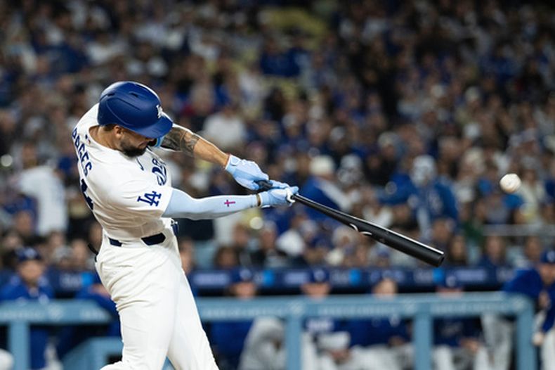 Andy Pagés, de los Dodgers de Los Ángeles, batea un cuadrangular de tres carreras durante la tercera entrada del juego de béisbol de Grandes Ligas contra los Mets de Nueva York el lunes 13 de abril de 2026, en Los Ángeles. (AP Foto/Kyusung Gong)
