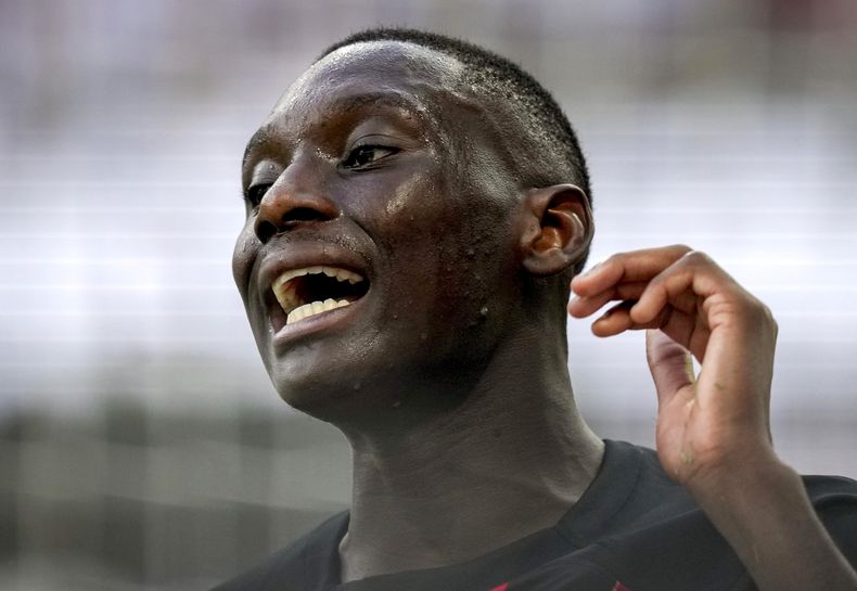 Randal Kolo Muani del Eintracht Frankfurt reacciona durante un juego de la Liga Alemana ante el Darmstadt 98, en Fráncfort, Alemania. Domingo 20 de agosto de 2023. (AP Foto/Michael Probst)