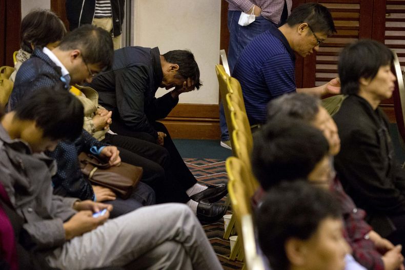 Familiares de pasajeros del vuelo MH370 de Malaysia Airlines escuchan un informe sobre la b&uacute;squeda del avi&oacute;n, en un hotel de Beijing, China, el martes 29 de abril de 2014. (Foto AP/Ng Han Guan)