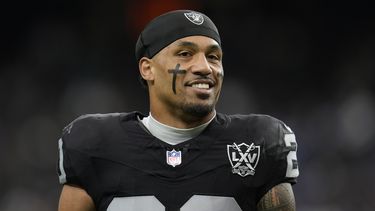 ARCHIVO - Foto de 5 de enero del 2025, el safety de los Raiders de Las Vegas Isaiah Pola-Mao en el campo para el encuentro ante los Chargers de Los Ángeles. El lunes 24 de febrero del 2025, Pola-Mao vuelve a firmar con los Raiders. (AP Foto/Abbie Parr, Archivo)