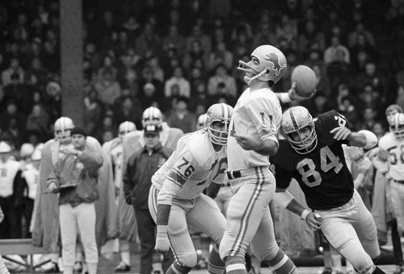 ARCHIVO - Greg Landry, quarterback de los Lions de Detroit, busca enviar un pase en un partido del 26 de noviembre de 1970, ante los Raiders de Oakland (AP Foto/JMC, archivo)