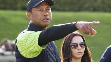ARCHIVO - Tiger Woods y su novia Erica Herman permanecen en el green del 18vo hoyo durante el torneo JP McManus Pro-Am en Adare Manor, Limerick, Irlanda, el lunes 4 de julio de 2022. (AP Foto/Peter Morrison, Archivo)
