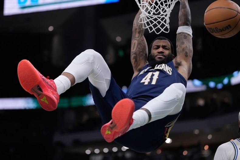 Saddiq Bey de los Pelicans de Nueva Orleans clava el balón en el encuentro ante los Bucks de Milwaukee el miércoles 4 de febrero del 2026. (AP Foto/Morry Gash)