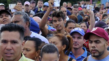 Venezuela suspende entrega de pasaportes en Colombia