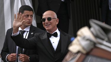 Jeff Bezos sale de un hotel previo a su boda con Lauren Sánchez, en Venecia, Italia, el viernes 27 de junio de 2025. (Foto AP/Antonio Calanni)