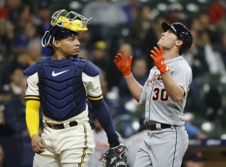 Kerry Carpenter de los Tigres de Detroit celebra su jonrón de tres carreras frente a los Cerveceros de Milwaukee el martes 25 de abril del 2023. (AP Foto/Jeffrey Phelps)