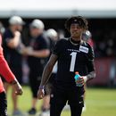 El wide receiver Tank Dell (1), de los Texans de Houston, saluda al head coach DeMeco Ryans durante una práctica del equipo de la NFL en el campamento de entrenamiento, el viernes 7 de agosto de 2026, en Houston. (AP Foto/Ashley Landis)