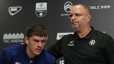 El jugador Ilay Feingold y el entrenador de Israel Ran Ben Simon abandonan la conferencia de prensa para elvpartido ante Israel de la Liga de Naciones el sábado 3 de octubre del 2026. (AP Foto/Darko Vojinovic)