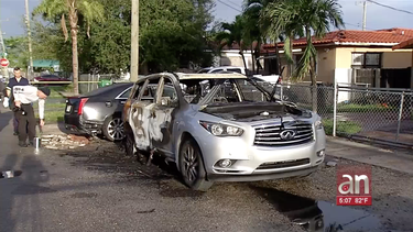 hombre le prende fuego a un infiniti estacionado frente a una casa de allapatha
