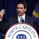 Ron DeSantis, gobernador de Florida y aspirante a la candidatura republicana a la presidencia de Estados Unidos, ofrece un discurso durante la convención del Partido Republicano de Carolina del Norte en Greensboro, Carolina del Norte., el viernes 29 de julio de 2023. (AP Foto/Chuck Burton)