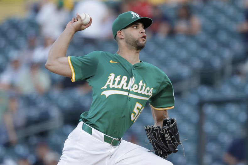 El cubano Luis Morales, de los Atléticos, hace un pitcheo en el juego ante los Tigres de Detroit, el miércoles 27 de agosto de 2025 (AP Foto/Sergio Estrada)