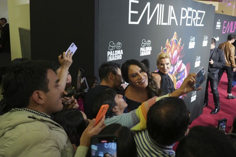 La actriz Karla Sofía Gascón interactúa con sus fans en un evento de alfombra roja para promover la película Emilia Pérez, en la Ciudad de México, el miércoles 15 de enero de 2025. (Foto AP /Eduardo Verdugo)