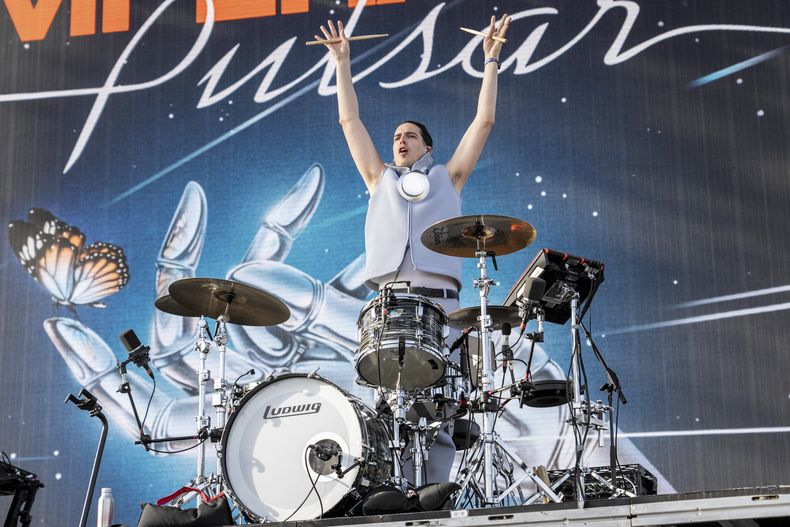 Tom Daveau de LImperatrice durante su presentación en el primer fin de semana del Festival de Música y Artes del Valle de Coachella en el Empire Polo Club el domingo 14 de abril de 2024, en Indio, California. El Servicio de Ciudadanía e Inmigración de los Estados Unidos (USCIS, por sus siglas en inglés) ha instituido un aumento del 250% en la tarifa de la visa para músicos internacionales que se presentan en EE.UU. (Foto Amy Harris/Invision/AP)