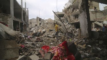 Esta fotografía muestra edificios en ruinas después de un bombardeo israelí en el campamento de refugiados Rafah, el 9 de octubre de 2023, en la Franja de Gaza. (Foto AP/Hatem Ali)