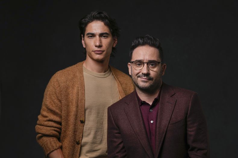 ARCHIVO - El actor Enzo Vogrincic, izquierda, y el director J. A. Bayona posan para un retrato para promover la película La sociedad de la nieve el 27 de octubre de 2023, en Los Ángeles. La sociedad de la nieve fue la película más galardonada de los Premios Platino el 20 de abril de 2024. (Foto AP/Ashley Landis, archivo)