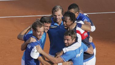 americateve | Los franceses celebran su vidctoria sobre la Rep&uacute;blica Checa en semifinales de la Copa Davis en Par&iacute;s. (AP Foto/Christophe Ena)
