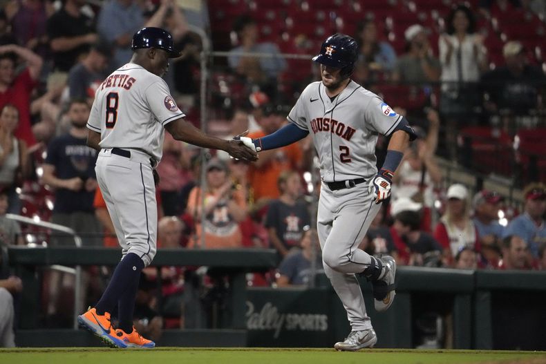 Alex Bregman de los Astros de Houston es felicitado por el entrenador de tercera base Gary Pettis tras batear un gran slam en la novena entrada del juego ante los Cardenales de San Luis el jueves 29 de junio del 2023. (AP Foto/Jeff Roberson)