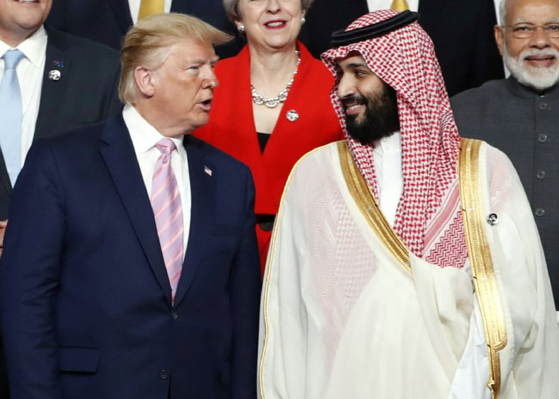 El presidente de Estados Unidos, Donald Trump, a la izquierda, habla con el príncipe heredero de Arabia Saudí, Mohammed bin Salman, durante la foto familiar de la cumbre del G20 en Osaka, Japón, el 28 de junio de 2019. (Kim Kyung-Hoon/Pool Foto via AP, Archivo)