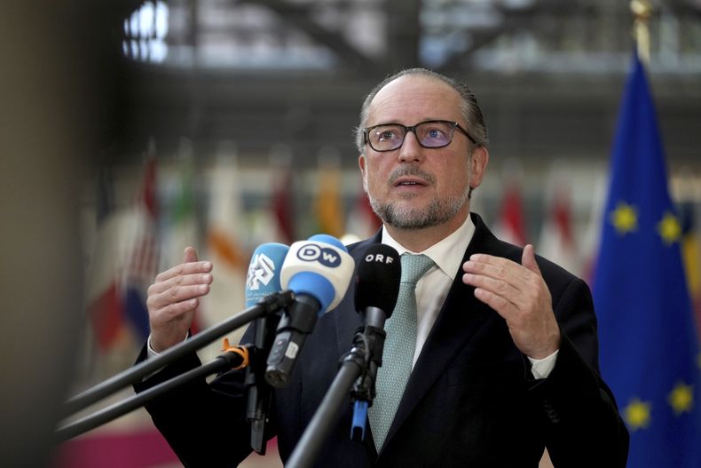 En esta imagen de archivo, el ministro de Exteriores de Austria, Alexander Schallenberg, habla con reporteros a su llegada a una reunión del Eurogrupo, en la sede de la UE en Bruselas, el 16 de diciembre de 2024. (AP Foto/Virginia Mayo, archivo)