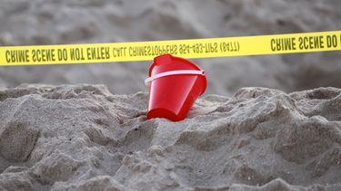 Un balde cerca de una cinta policial en la playa, el martes 20 de febrero de 2024, en Lauderdale-by-the-Sea, Florida. (Mike Stocker/South Florida Sun-Sentinel vía AP)